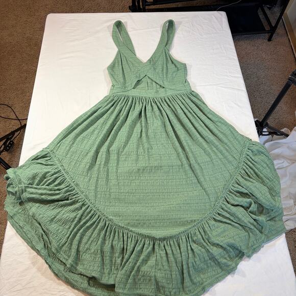 Free People Beach sage green keyhole dress with button back. Size XS - Picture 5 of 9